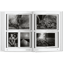 Книга на английском языке "Photo Icons. 50 Landmark Photographs and Their Stories" 